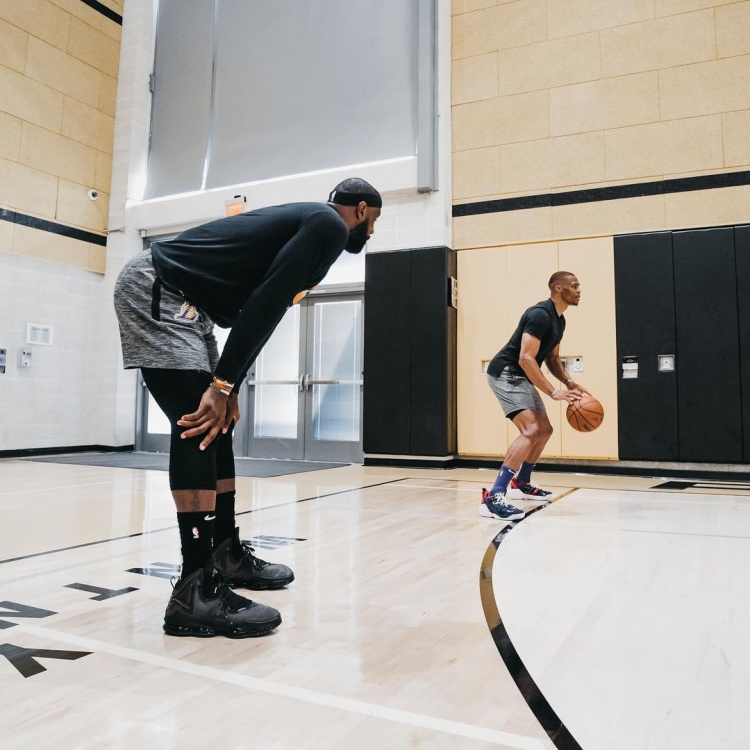 阿斯：阿隆索已解决了维尼修斯的问题，续约谈判将会更顺利（阿斯：阿隆索已化解维尼修斯难题，续约谈判有望更加顺利）